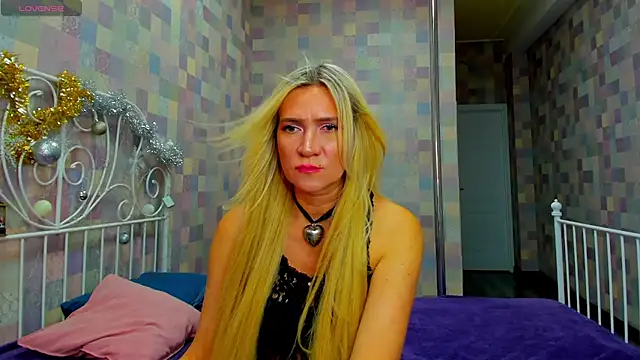 Luna  Lewis online show from January 8, 8:06 am