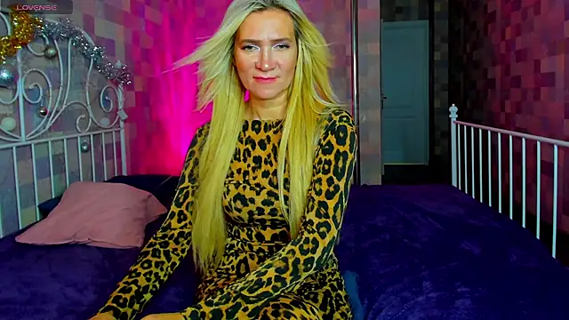 Luna  Lewis online show from January 8, 11:10 am