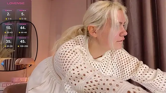 Snapshot of Maybe_Baby_ chatting on December 2, 8:19 am Maybe Baby online show from December 2, 8:19 am