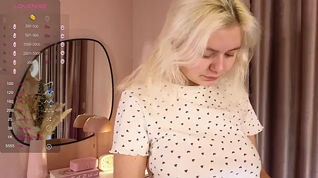 Snapshot of Maybe_Baby_ chatting on December 6, 8:15 am Maybe Baby online show from December 6, 8:15 am