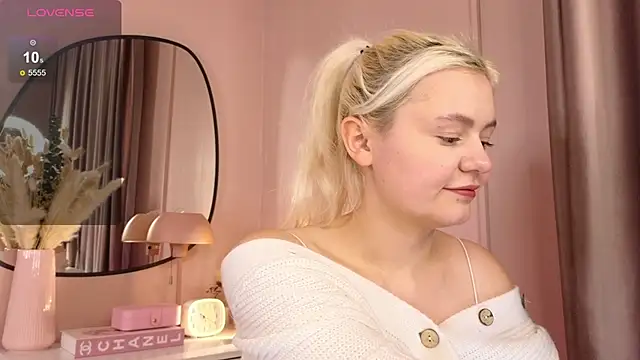 Snapshot of Maybe_Baby_ chatting on December 7, 11:18 am Maybe Baby online show from December 7, 11:18 am