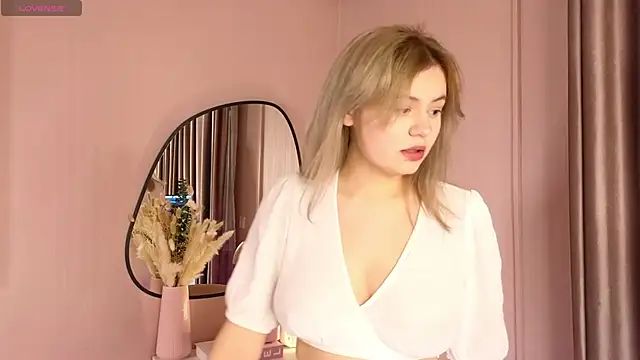 Snapshot of Maybe_Baby_ chatting on December 8, 8:09 am Maybe Baby online show from December 8, 8:09 am