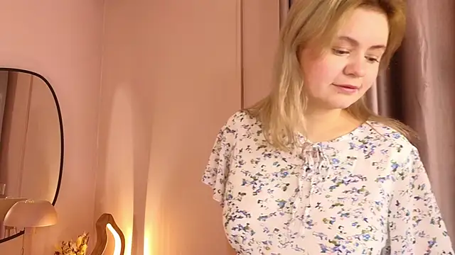 Snapshot of Maybe_Baby_ chatting on December 9, 11:15 am Maybe Baby online show from December 9, 11:15 am