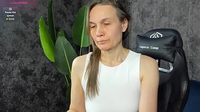 Lillian White online show from April 7, 1:06 am