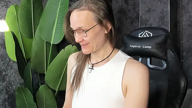 Lillian White online show from May 3, 1:00 am