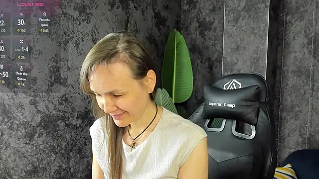 Lillian White online show from May 11, 1:00 am