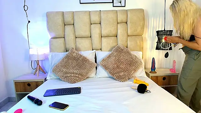 AdharaSmithh online show from November 18, 7:18 pm