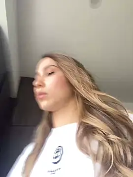 SophieRaily  online show from December 19, 8:44 pm