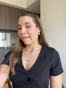 SophieRaily  online show from March 18, 8:59 pm