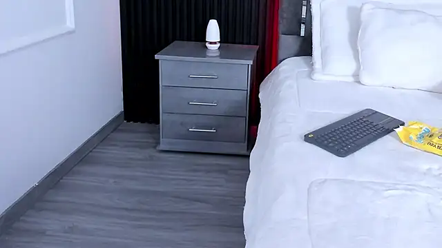 MiiaaMoonroee online show from February 23, 7:00 am