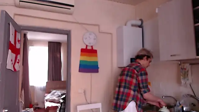 Snapshot of ShineMax18 chatting on December 6, 6:59 am ShineMax18 online show from December 6, 6:59 am