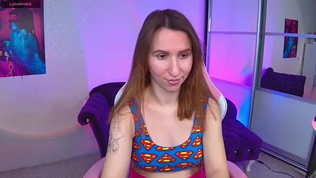 Snapshot of AliceBYKiss chatting on December 19, 6:45 am AliceBYKiss online show from December 19, 6:45 am