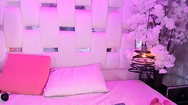 Parismorelli1 online show from April 18, 6:06 am