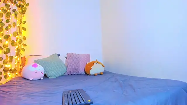 emillyhills online show from February 8, 8:09 am