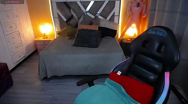 Kate Laurence  online show from February 6, 7:35 am