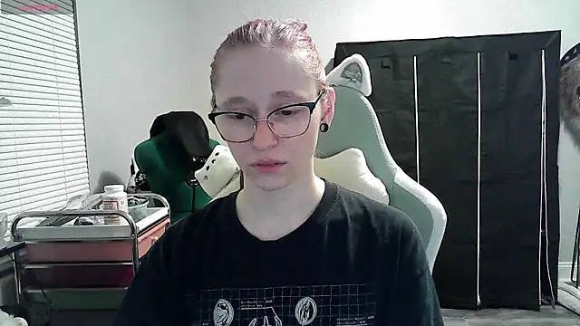 LilyFoxxx online show from January 6, 4:26 am