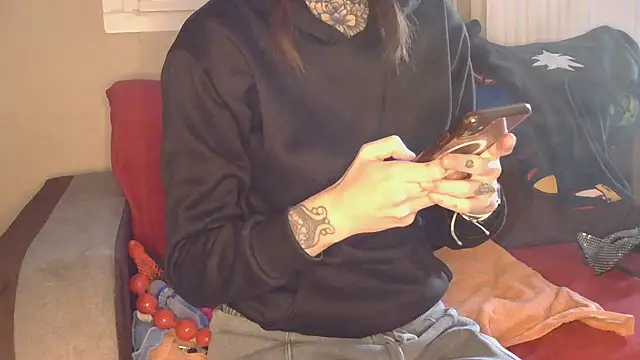 Snapshot of liloucamchaudee chatting on December 5, 8:23 am liloucamchaudee online show from December 5, 8:23 am