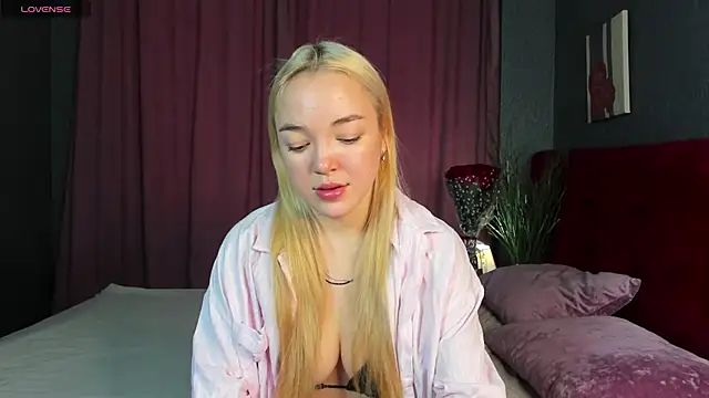 Snapshot of Christy_Little chatting on March 6, 8:41 am Christy Little online show from March 6, 8:41 am