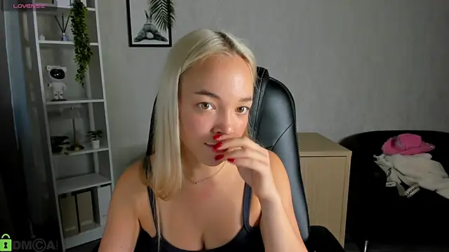 Snapshot of Christy_Little chatting on September 10, 12:43 am Christy Little online show from September 10, 12:43 am