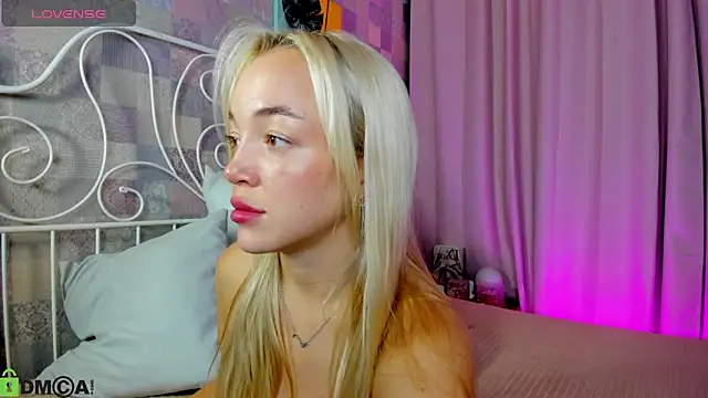 Snapshot of Christy_Little chatting on September 24, 11:41 pm Christy Little online show from September 24, 11:41 pm