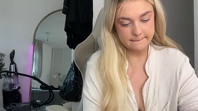 Snapshot of blairbella chatting on January 19, 11:03 am blairbella online show from January 19, 11:03 am