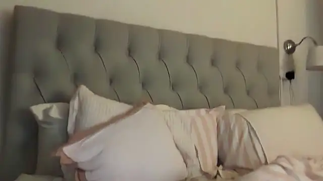 Snapshot of blairbella chatting on February 9, 5:22 am blairbella online show from February 9, 5:22 am