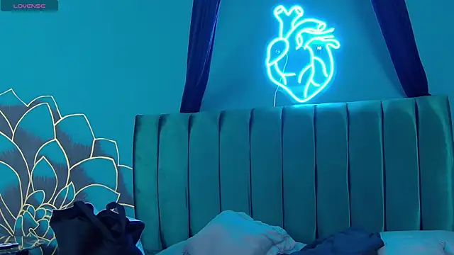 Snapshot of Lunamistyc chatting on December 22, 8:06 pm Lunamistyc online show from December 22, 8:06 pm