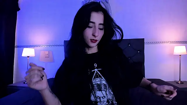 Snapshot of RomeroMoon chatting on December 4, 7:34 pm RomeroMoon online show from December 4, 7:34 pm