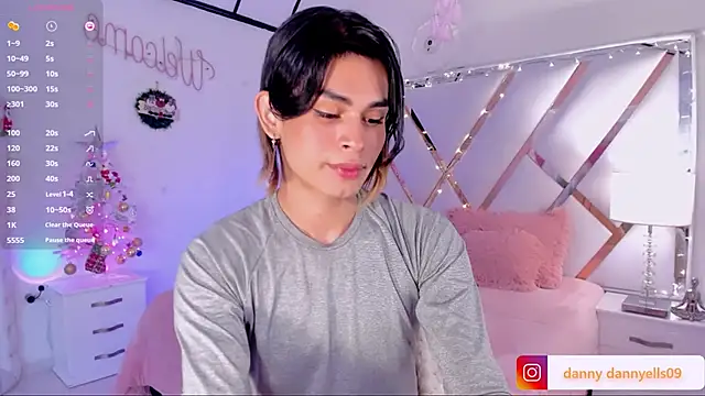 Snapshot of sweet_dannyfem chatting on December 12, 1:17 pm sweet dannyfem online show from December 12, 1:17 pm