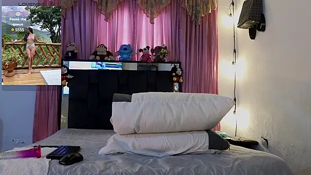 Snapshot of chloe_vasquez710 chatting on March 12, 8:10 pm chloe vasquez710 online show from March 12, 8:10 pm