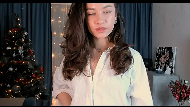 Snapshot of EmeliaReaper chatting on February 19, 2:44 am EmeliaReaper online show from February 19, 2:44 am