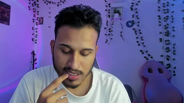 Snapshot of Raf_brunette chatting on December 5, 8:44 pm Raf brunette online show from December 5, 8:44 pm