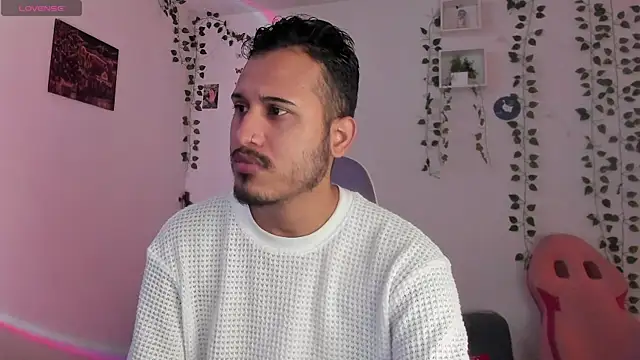 Snapshot of Raf_brunette chatting on December 8, 1:58 pm Raf brunette online show from December 8, 1:58 pm