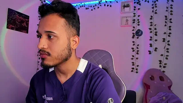 Snapshot of Raf_brunette chatting on December 25, 1:30 pm Raf brunette online show from December 25, 1:30 pm