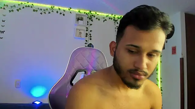 Snapshot of Raf_brunette chatting on December 28, 2:21 pm Raf brunette online show from December 28, 2:21 pm