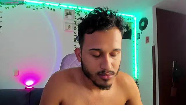 Snapshot of Raf_brunette chatting on December 31, 1:30 pm Raf brunette online show from December 31, 1:30 pm