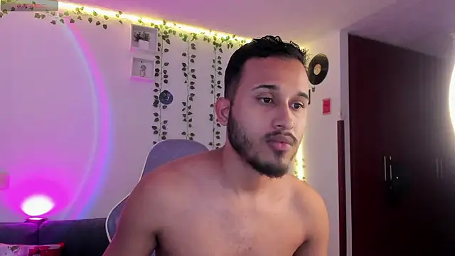 Snapshot of Raf_brunette chatting on January 2, 12:57 pm Raf brunette online show from January 2, 12:57 pm