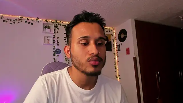 Snapshot of Raf_brunette chatting on January 8, 12:58 pm Raf brunette online show from January 8, 12:58 pm