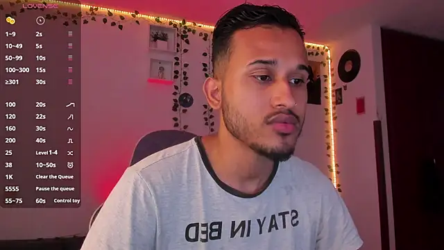 Snapshot of Raf_brunette chatting on February 11, 12:37 pm Raf brunette online show from February 11, 12:37 pm