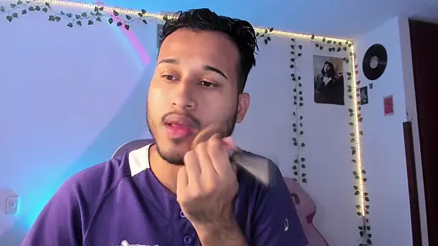 Snapshot of Raf_brunette chatting on February 21, 12:06 pm Raf brunette online show from February 21, 12:06 pm