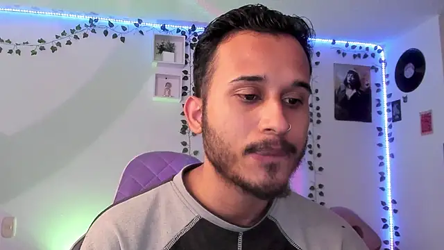 Snapshot of Raf_brunette chatting on March 17, 12:04 pm Raf brunette online show from March 17, 12:04 pm