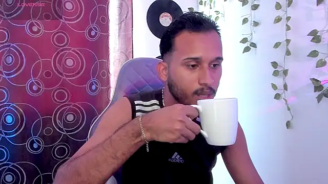 Snapshot of Raf_brunette chatting on October 2, 4:58 pm Raf brunette online show from October 2, 4:58 pm