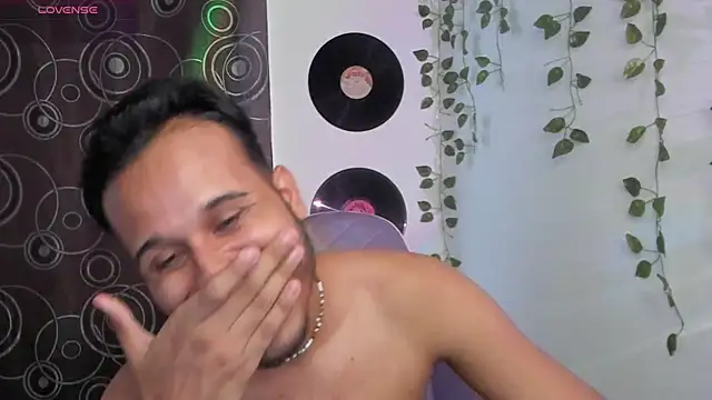 Snapshot of Raf_brunette chatting on October 16, 11:22 am Raf brunette online show from October 16, 11:22 am