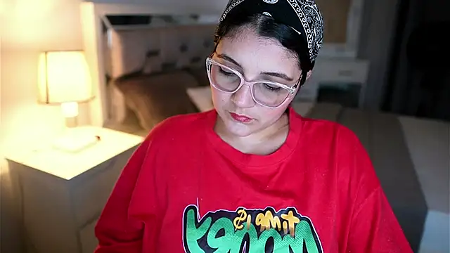 Snapshot of Camilaa_bueno chatting on February 12, 11:44 pm Camilaa bueno online show from February 12, 11:44 pm