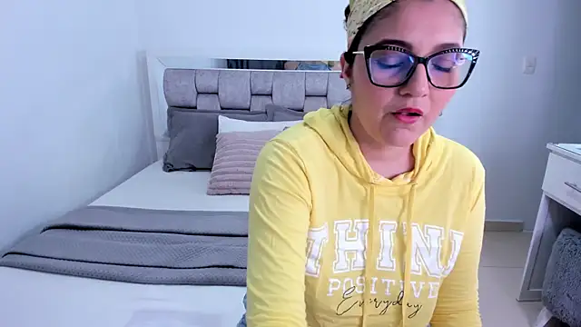 Camilaa bueno online show from May 27, 12:40 am