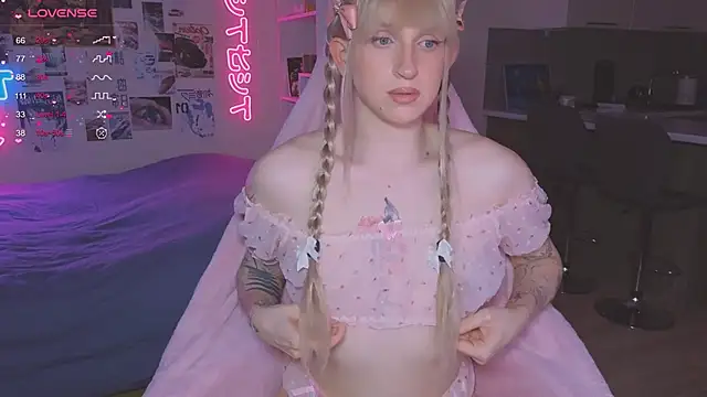 p1nkvenom online show from November 12, 2:28 pm