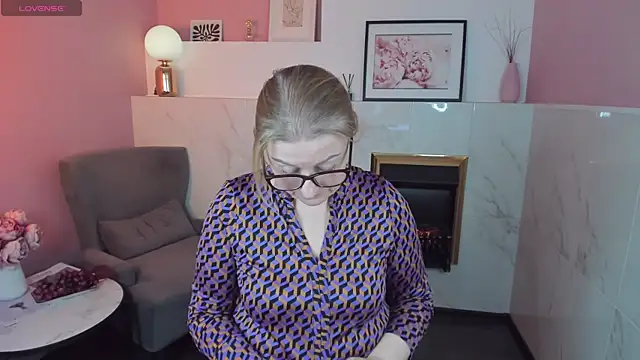 AlexandraKind online show from February 25, 9:20 am