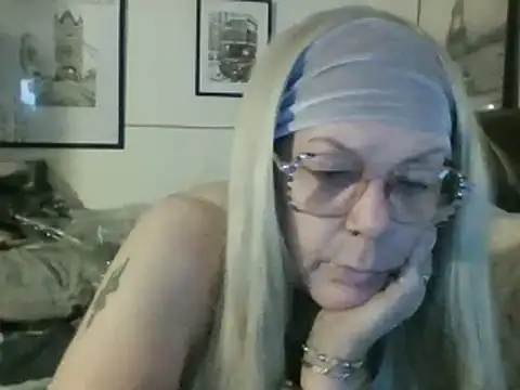 housewife shantie online show from March 12, 8:08 am