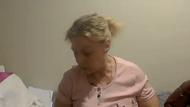 housewife shantie online show from October 5, 8:23 am