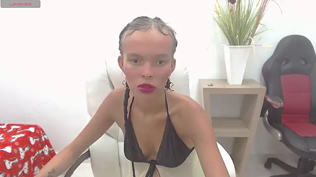 Snapshot of lulu_25_ chatting on December 16, 5:06 am lulu 25 online show from December 16, 5:06 am